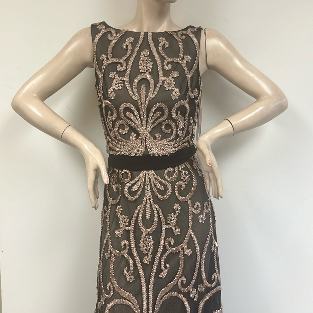Mom Cheri NAVY/BLACK embroidered sleeveless V-back long gown - Picture 4 of 14